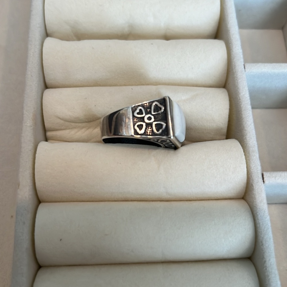 Onyx and Pearl Ring - Picture 3 of 5